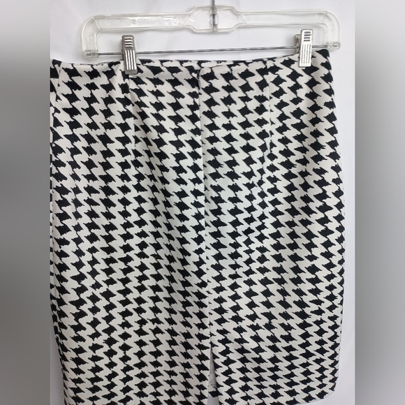 2/$30 WHITE HOUSE BLACK MARKET Black and White Houndstooth Skirt (#339) - Picture 6 of 9